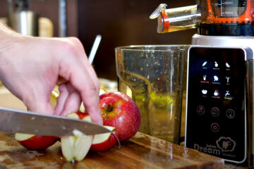 Приготовление сока. Фото: скриншот YouTube-видео.