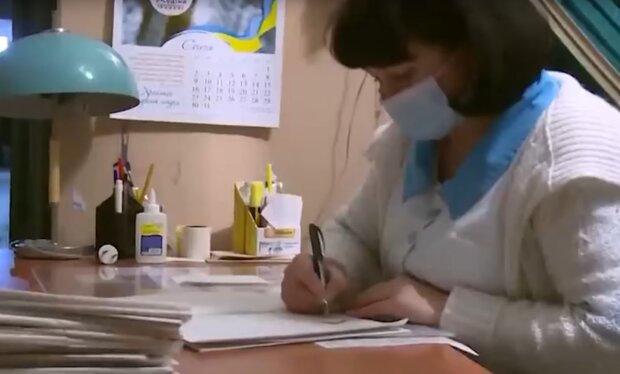 Жінка медик. Фото: скріншот YouTube-відео