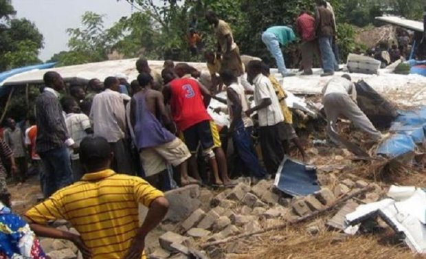 В Конго самолет упал на дома