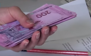 Купюры в 200 грн. Фото: скриншот YouTube-видео