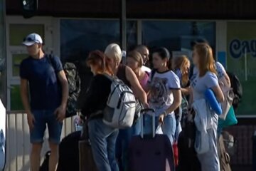 Виїзд за кордон. Фото: скріншот YouTube-відео