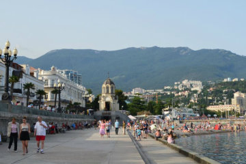 Крым, который мы потеряли: пляжный сезон открыт. Фото пустых пляжей и разрухи