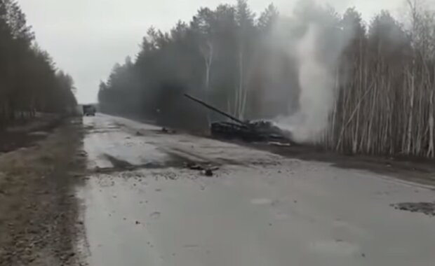 Горит танк рф. Фото: скриншот YouTube-видео