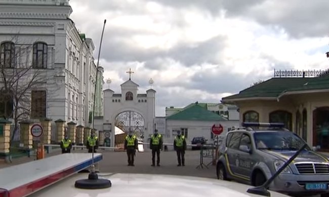 Здания Киево-Печерской Лавры оцепила полиция. Фото: скриншот Youtube