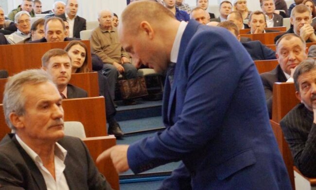 Мэр Черкасс запретил рекламу Порошенко в городе