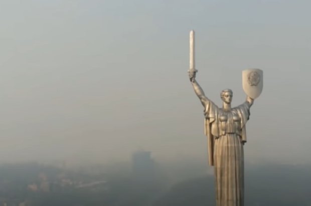 Киев снова лидирует в рейтинге городов с "грязным" воздухом. Фото: скриншот YouTube