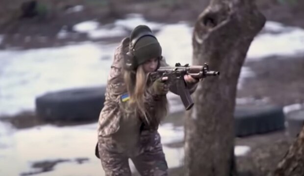 Військовослужбовиця. Фото: скріншот YouTube-відео