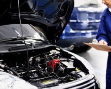 патрульна поліція перевіряє водія на дорозі