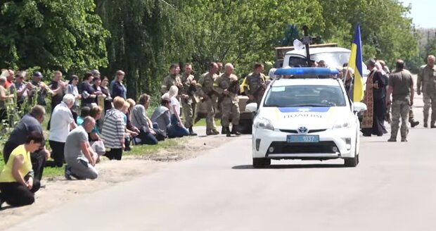 Похороны погибшего Героя в Украине. Фото: скриншот YouTube-видео