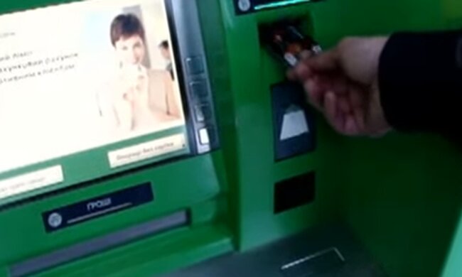 Банкомат по ошибке выдал украинцу 40 тысяч гривен. Фото: скриншот YouTube