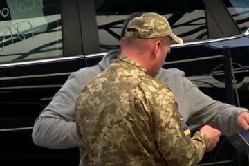 Виїзд за кордон. Фото: YouTube, скрін