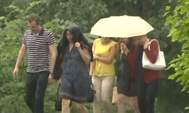 Влітку дощ. Фото: скріншот YouTube-відео