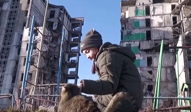 Девочка на фоне разрушенного дома. Фото: скриншот YouTube-видео