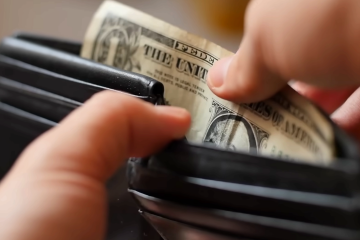 Доллар и евро разнесло: Нацбанк резко сменил курс, у кого есть заначка - радуются