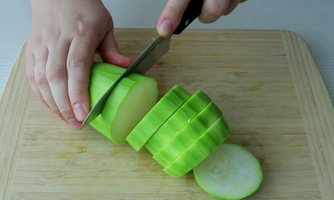 Как правильно заморозить кабачкии на зиму, чтобы они не теряли форму. Фото: YouTube