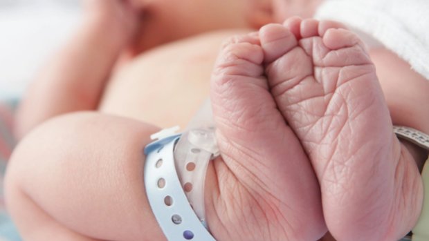 В США выходили самого малюсенького младенца. Всего 245 грамм весил