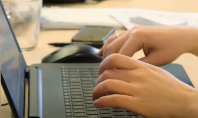 Работа за компьютером. Фото: скриншот YouTube-видео