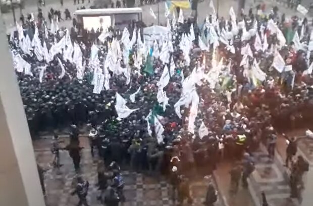 Протест под зданием Рады. Фото: скриншот Youtube-видео