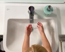 Миття рук. Фото: YouTube