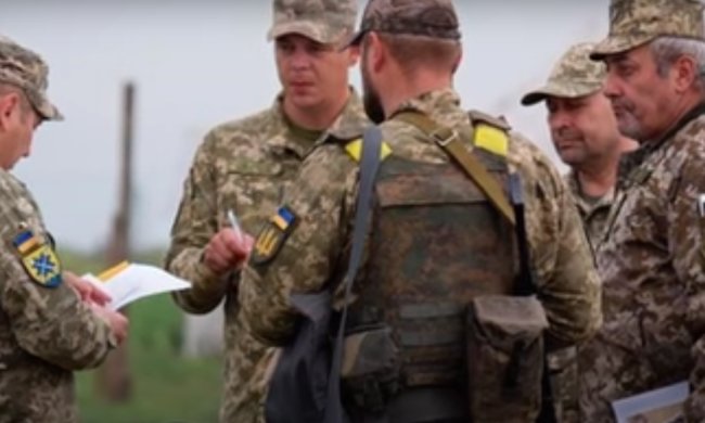 На Донбассе ранены три солдата. Фото: скриншот YouTube