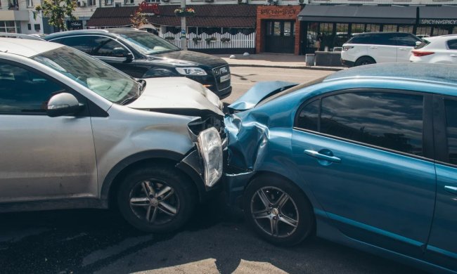 Volkswagen на бешеной скорости влетел в ряд авто прямо на светофоре: есть пострадавшие (фото)