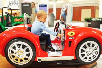 Ребенок уснул в машинке и стал звездой сетей