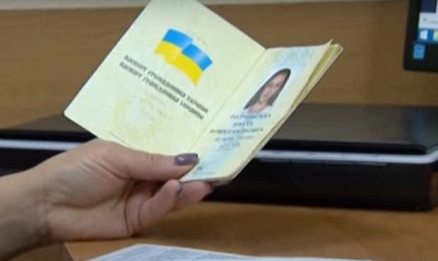 Украинцы будут предоставлять паспорт во время покупок. Фото: Факты, скрин