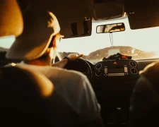 Водій за кермом автомобіля. Нові правила для водіїв Одеси у 2026 році
