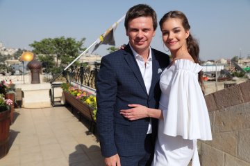 Дмитрий Комаров рассказал, чем займется с молодой женой: будут делать детей. Для начала троих. Работы много
