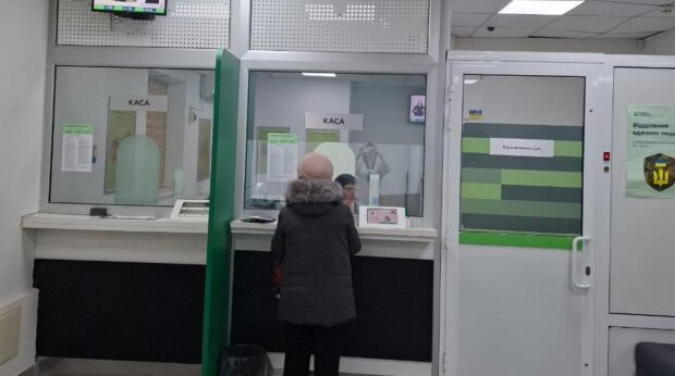 ПриватБанк, каса, клієнти, гроші. Фото: Стіна