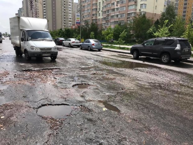 Киевские улицы превратились в ужас — автобусы проваливаются в ямы