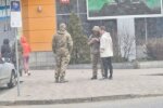 Вручение повестки. Фото: Telegram