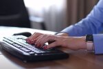 Робота за комп'ютером. Фото: скріншот YouTube-відео