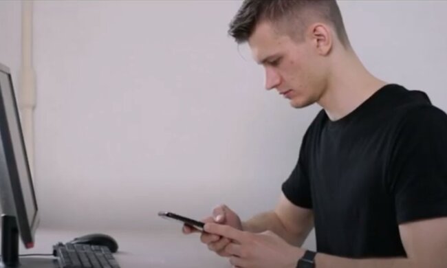 Хлопець зі смартфоном. Фото: скріншот YouTube-відео