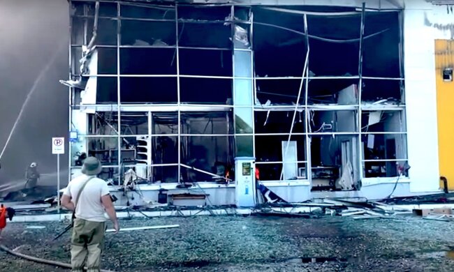 ТРЦ "Амстор" после попадания российской ракеты. Фото: YouTube, скрин