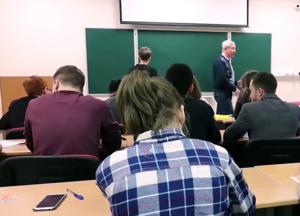 МОН відраховуватиме багато студентів-чоловіків. Фото: YouTube