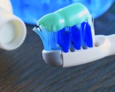 Зубы, зубная паста и зубная щетка. Фото: YouTube