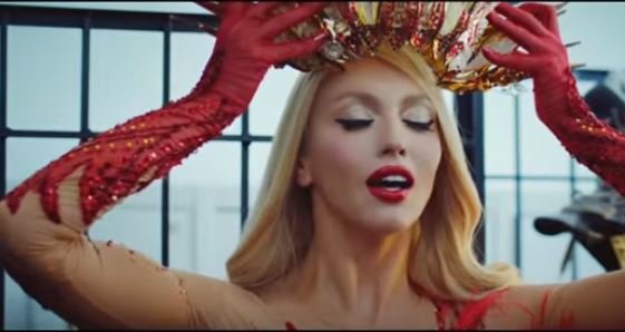 Оля Полякова. Фото: скриншот YouTube.