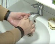 Руки нужно мыть дважды. Фото: youtube
