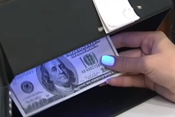 Долари. Фото: скріншот YouTube-відео