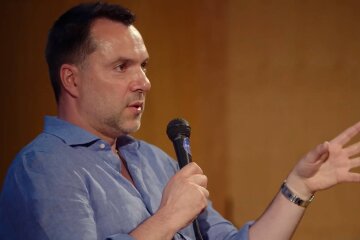 "Мар'яна та Давид вирішили трохи повоювати проти Президента та Кабміну?": Арестович роз'яснив, у чому каверза з планом війни