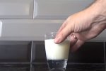 Медики назвали полезные свойства кефира. Фото: скриншот Youtube