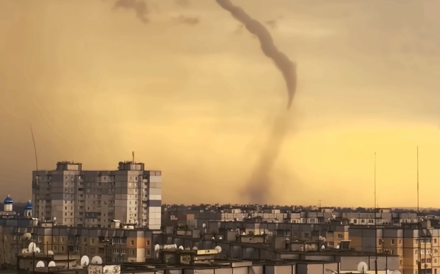 У Чернігові очевидці зняли смерч. Фото: YouTube