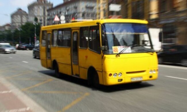 В Киеве маршрутка вспыхнула посреди улицы: тушили водители, проезжающие мимо