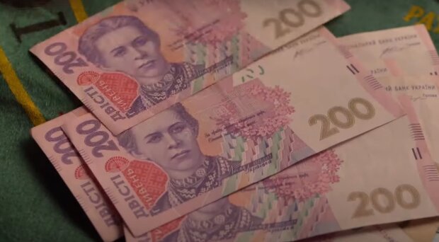 В Украине могут отложить поднятие минимальной зарплаты. Фото: YouTube, скрин