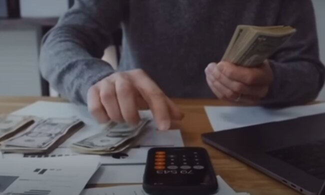 Долари. Фото: скріншот YouTube-відео