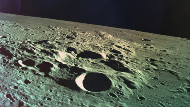 Из за Крушения космического аппарата, получилось случайное заселение Луны живыми существами.