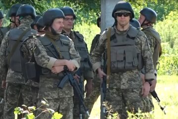 Військовослужбовці. Фото: скріншот YouTube-відео