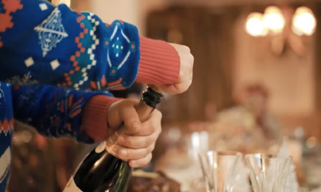 Как правильно открыть бутылку с шампанским. Фото: YouTube