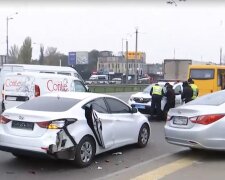 Авария на остановке в Киеве. Фото: скриншот Youtube-видео